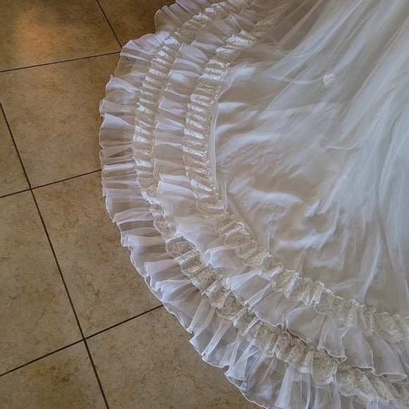 1970's Vintage Union Label White Lace Full Train Wedding‎ Dress - Picture 13 of 13
